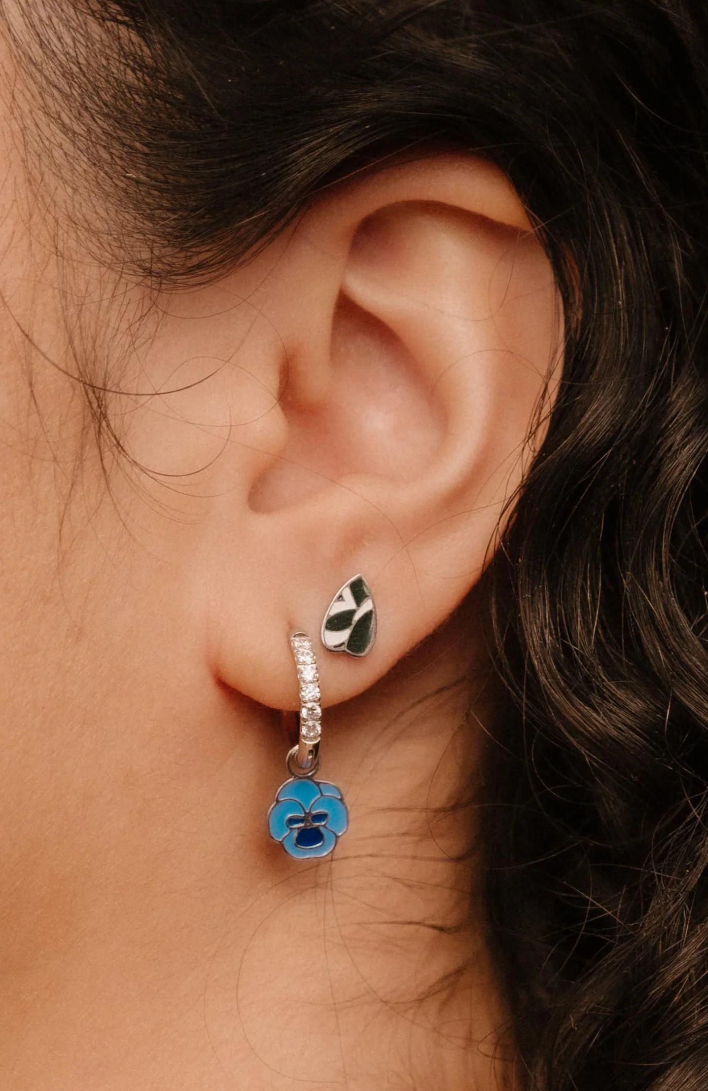 White Philodendron Flat Back Stud - Image 3